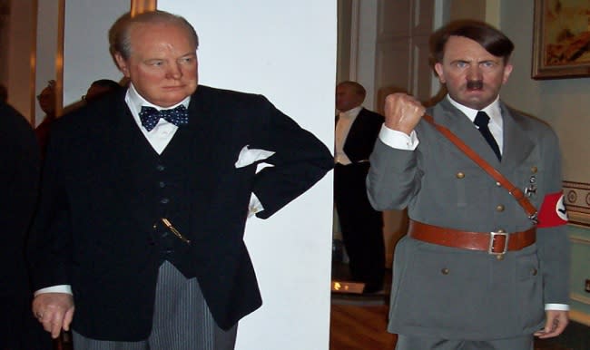 Figuras de cera de Winston Churchill y Adolf Hitler en el museo Madame Tussauds de Londres (imagen vía Wikimedia commons)