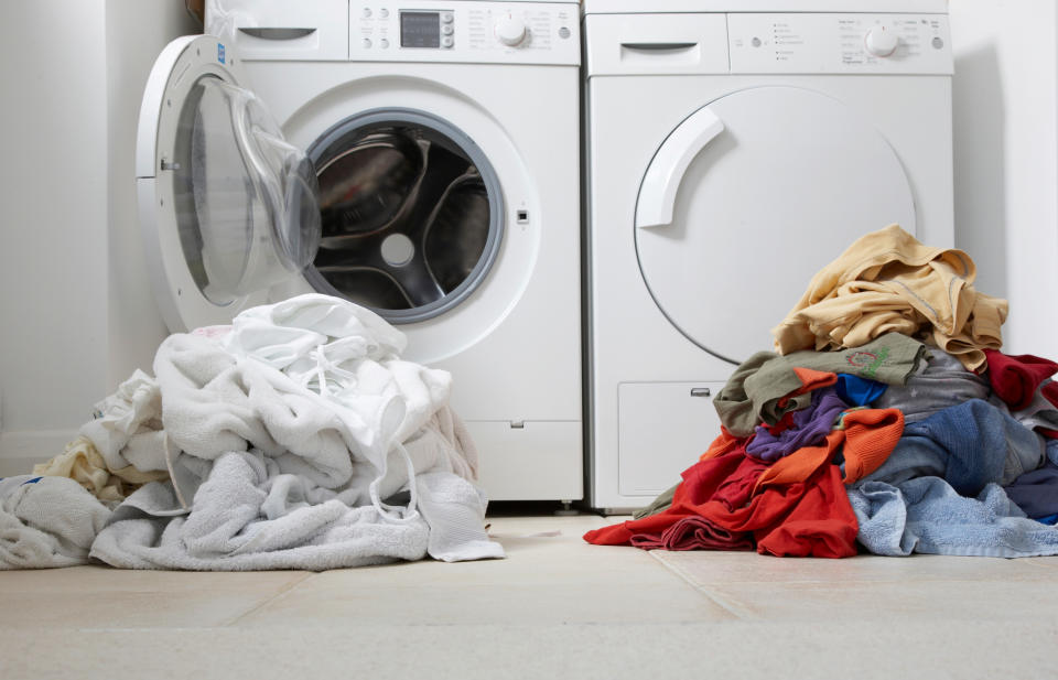 Weißes und Buntes gehören nicht zusammen in die Maschine. (Symbolbild: Getty Images)