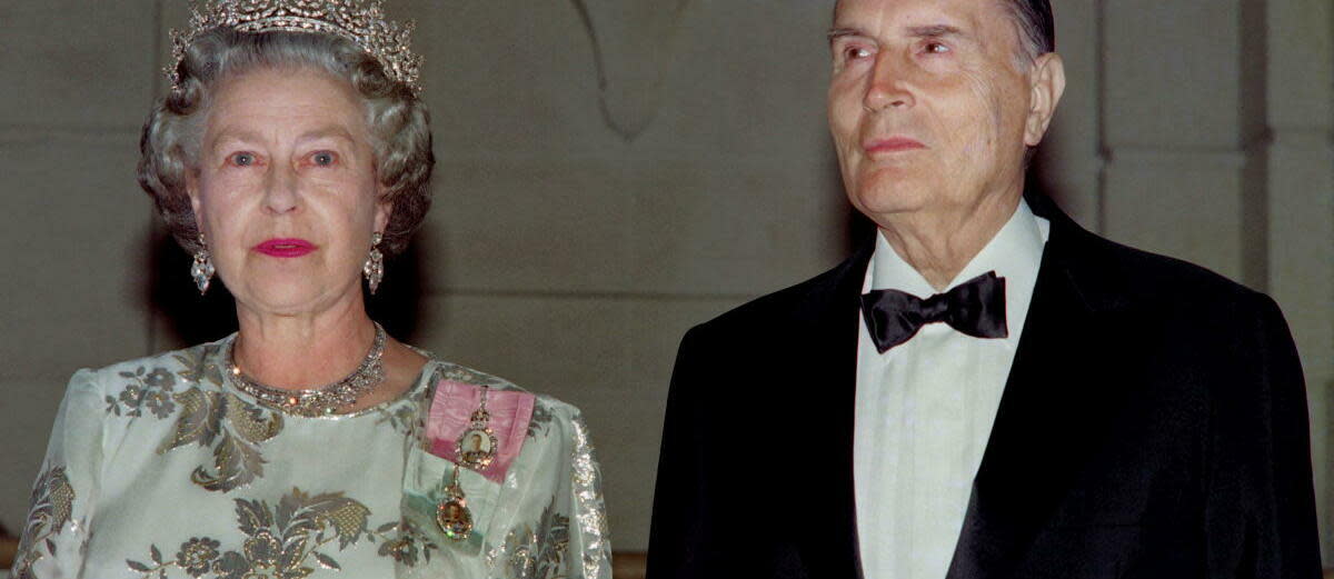 Elizabeth II, lors de sa troisième visite d'État en 1992, a notamment reçu François Mitterrand lors d'un dîner organisé à l'ambassade du Royaume-Uni à Paris.  - Credit:JOEL ROBINE, JOEL ROBINE / AFP