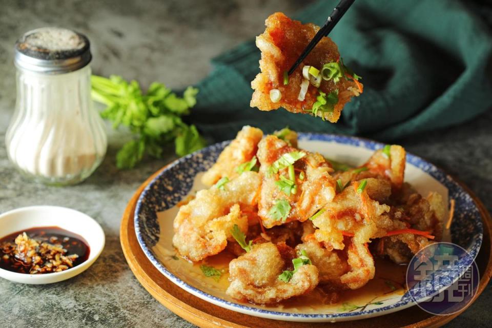 清朝開始在中國東北流傳的名菜「鍋包肉」，麵衣硬脆，裡頭的豬腿肉紮實有咬勁，裹在外頭的醬汁酸甜生津。（180元／份）