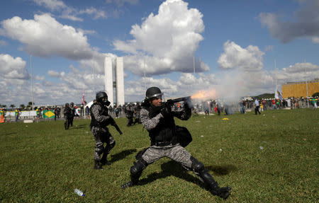 Riot police officers clash with demonstrators during a protest against President Michel Temer and the latest corruption scandal to hit the country, in Brasilia, Brazil, May 24, 2017. REUTERS/Ueslei Marcelino