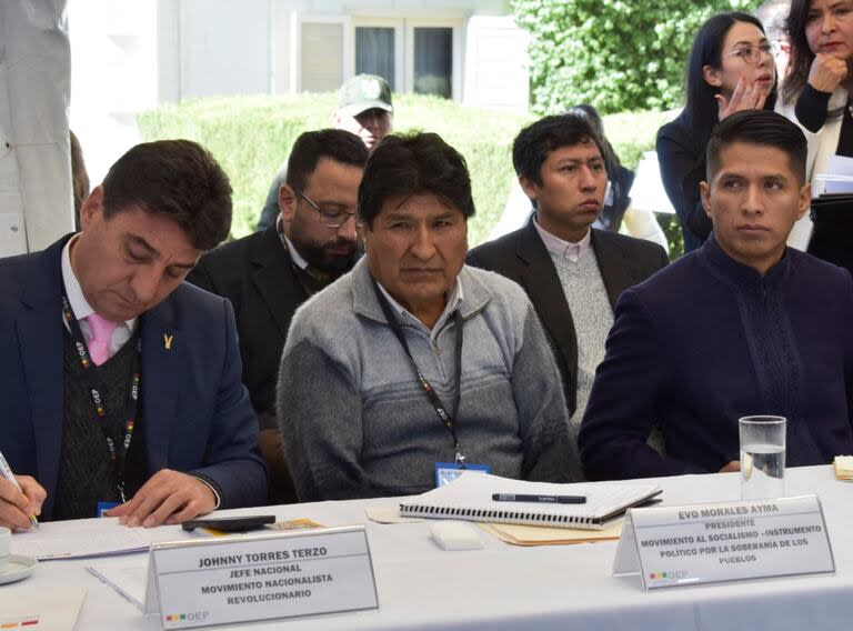 Evo en la reunión en la que se discutió la próxima ley electoral (Photo by Handout / Bolivia's Supreme Electoral Tribunal / AFP)