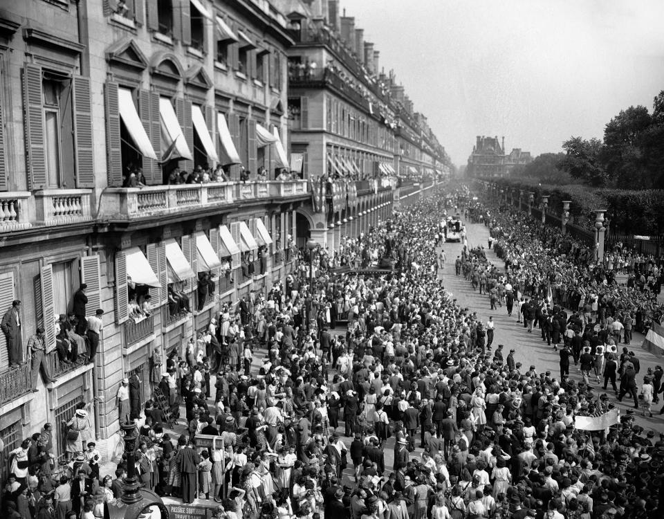 El 27 de agosto de 1944, el general Charles de Gaulle organizó un desfile desde el Arco del Triunfo hasta la Plaza de la Concordia. Las calles estaban repletas de parisinos celebrando la liberación. (Foto: Harry Harris / AP).