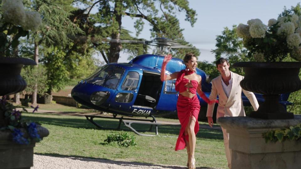 敏迪與富豪男友尼可拉搭乘直升機「空降」，發生在法國克拉旺萊科托的古堡。（Netflix提供） 