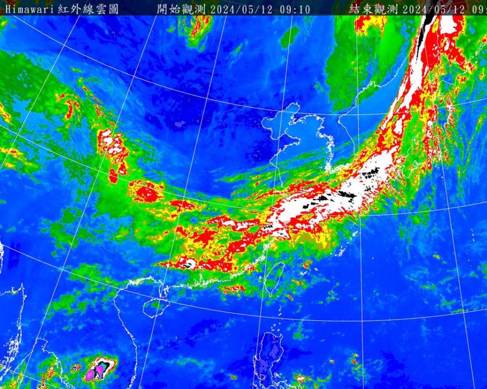 今下半天起至明天受鋒面及東北季風影響，全台有陣雨或雷雨。（翻攝自氣象署）