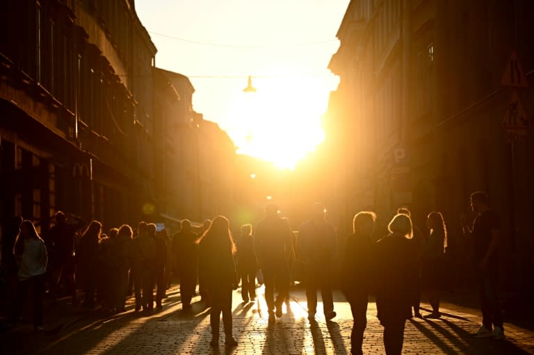Turistas caminan por la calle Szewska en Cracovia al anochecer, 13 de junio de 2024 (Sergei GAPON)