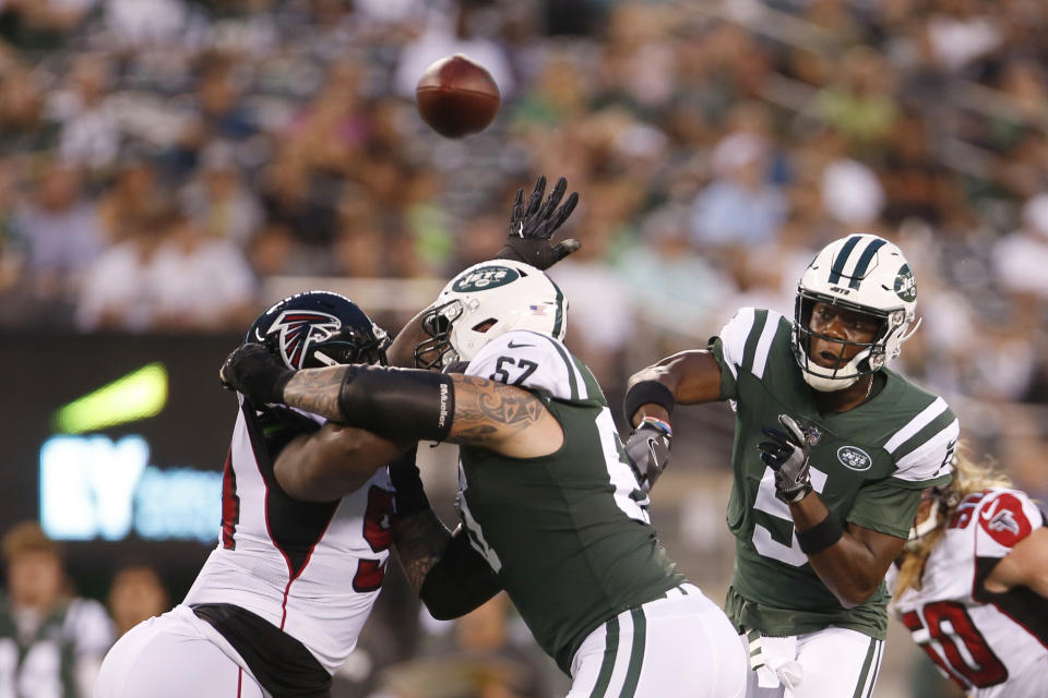 New York Jets quarterback Teddy Bridgewater (5) throws a pass to running back Isaiah Crowell during the first half of a preseason NFL football game Friday, Aug. 10, 2018, in East Rutherford, N.J. Crowell scored a touchdown on the play. (AP Photo/Adam Hunger)