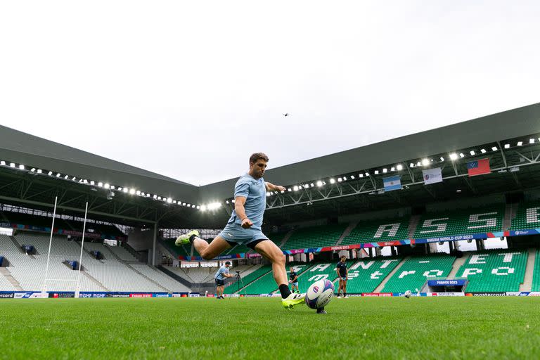 Juan Cruz Mallía ensaya en el Geoffroy Guichard, el remodelado estadio de Saint-Étienne que hace 25 años acogió Argentina vs. Inglaterra en el Mundial de fútbol y este sábado albergará los Pumas vs. Samoa en el de rugby.