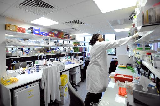 Trabajo en un laboratorio del Instituto Curie de París el 10 de octubre del 2008 (AFP | Stephane de Sakutin)