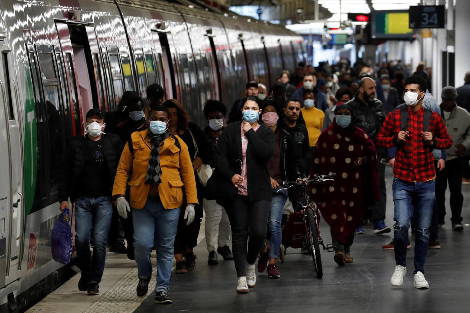 Image: Lockdown imposed to slow the rate of the coronavirus disease (COVID-19) in Paris (Gonzalo Fuentes / Reuters)