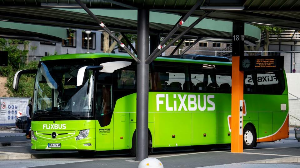 Ein Flixbus steht im Zentralen Omnibusbahnhof in Berlin. Fünf Monate war Stillstand bei dem Fernbus-Anbieter.