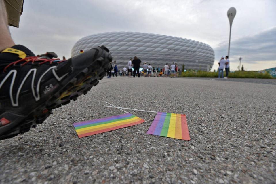 Homophobe Parolen: UEFA greift durch