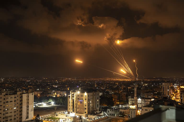 Cohetes disparados por militantes palestinos hacia Israel, en la ciudad de Gaza, el viernes 5 de agosto de 2022. Las autoridades palestinas dicen que los ataques aéreos israelíes en Gaza mataron al menos a 10 personas, incluido un militante de alto rango, e hirieron a otras 55