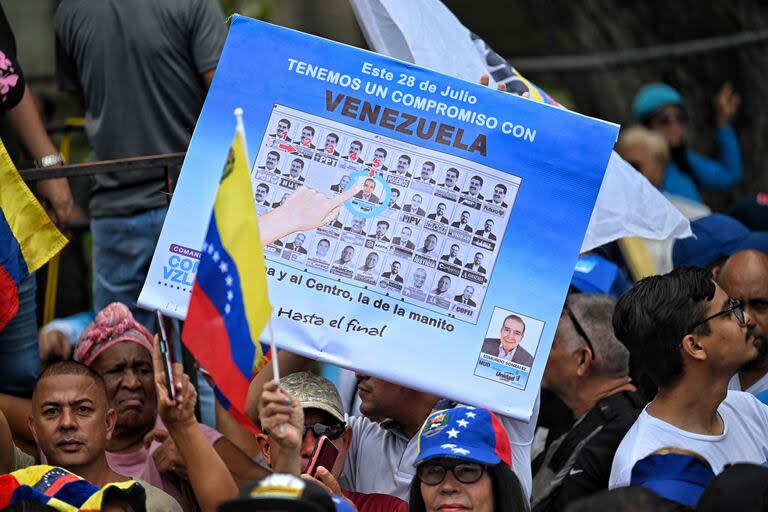 Simpatizantes de Plataforma Unitaria Democrática, de Edmundo Gonzalez Urrutia, en La Victoria, estado de Aragua  (Photo by JUAN BARRETO / AFP)