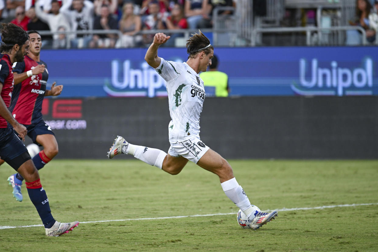 Empoli's Lorenzo Colombo scores his side's opening goal during the Italian Serie A soccer match between Cagliari and Empoli at the Unipol Domus in Cagliari, Italy, Friday, Friday, Sept. 20, 2024. (Gianluca Zuddas/LaPresse via AP)