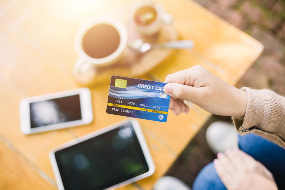 Person using a credit card to pay at a cafe