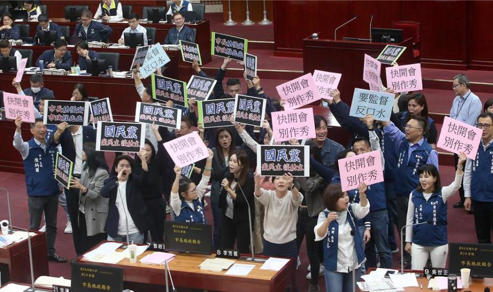 台北市長蔣萬安9日到台北市議會施政報告及備詢，民進黨議員發動杯葛，手舉「市長幼慢安，市政推光光」牌子抗議，而國民黨議員則拿出「快開會，別作秀」牌子反制，場面一度混亂。（趙雙傑攝）