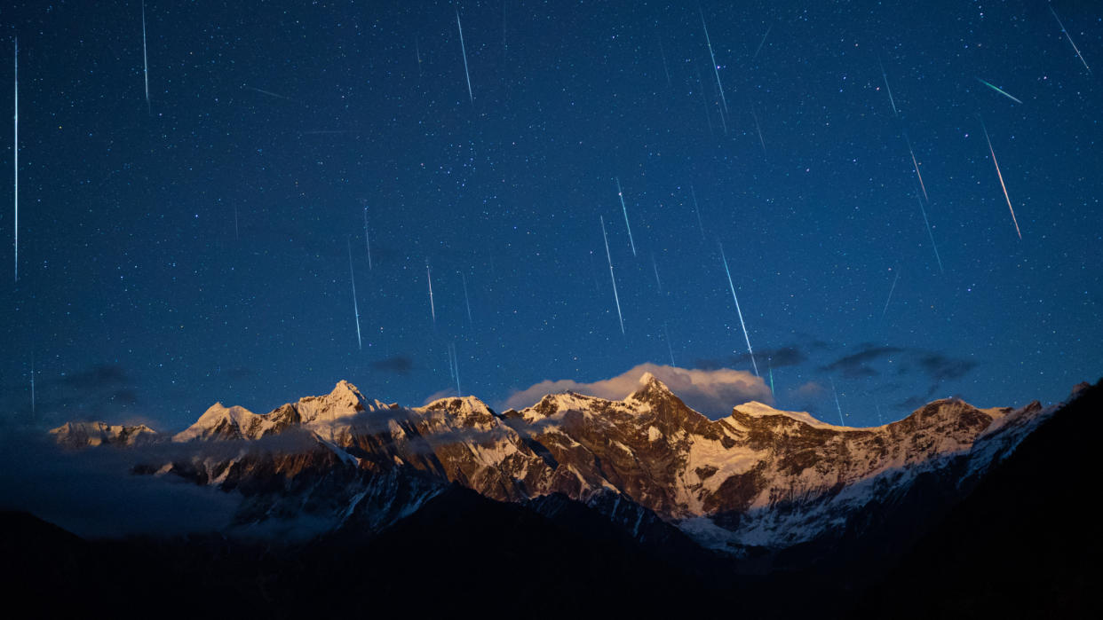  Geminids over Himalayas, Tibet. 