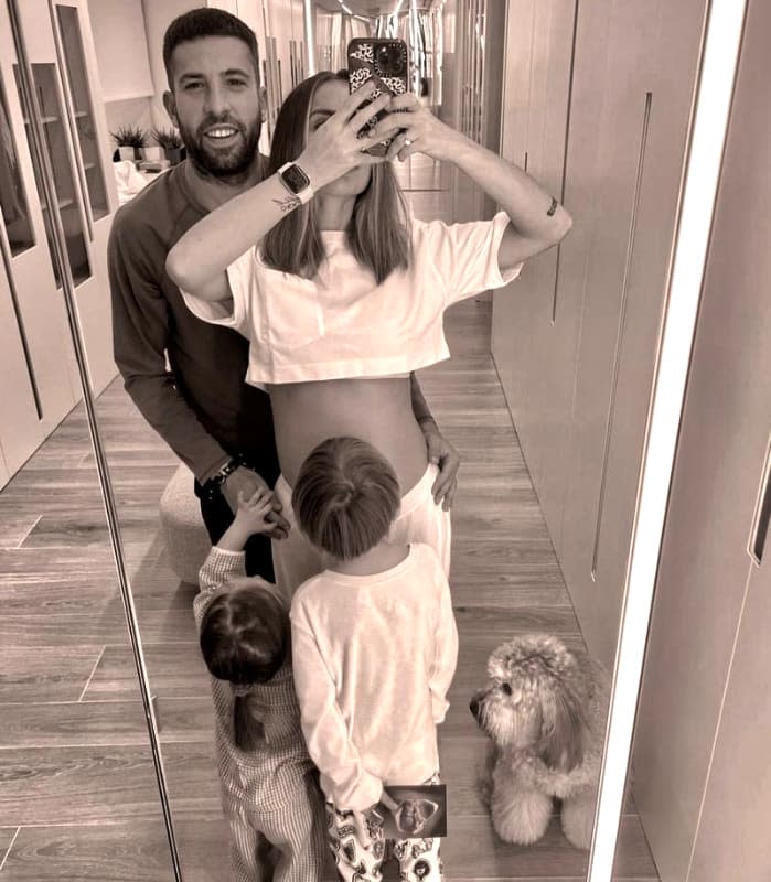 Jordi Alba y Romarey Ventura con sus hijos