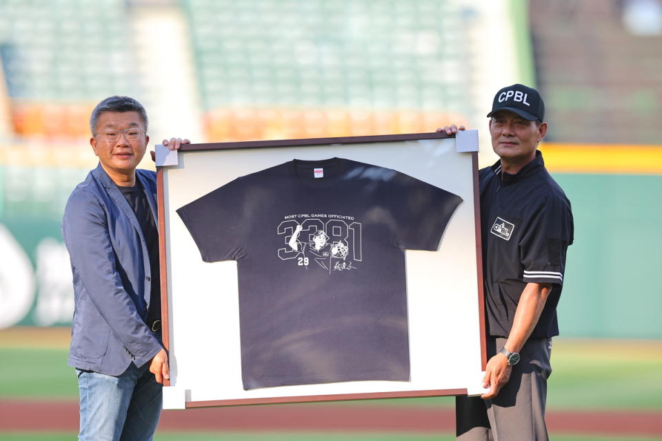 中華職棒會長蔡其昌致贈「蘇建文資深裁判引退紀念T恤」做為他的引退禮物。圖 / 中華職棒提供