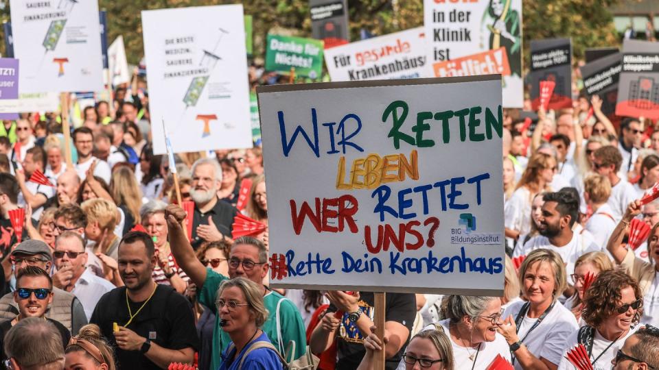 Mit bundesweiten Aktionen machten Kliniken am Protesttag ihre teils bedrohliche Finanzlage deutlich. (Bild: dpa)