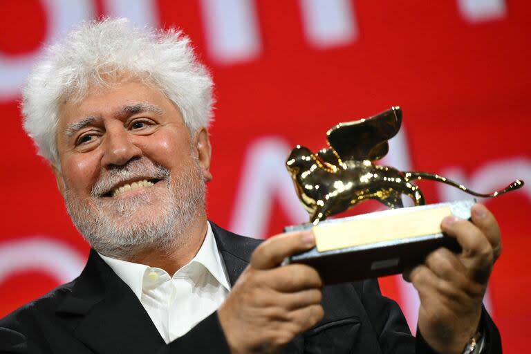 El director español Pedro Almodóvar, feliz y emocionado, con el galardón a Mejor película que obtuvo su primer largometraje en inglés: La habitación de al lado