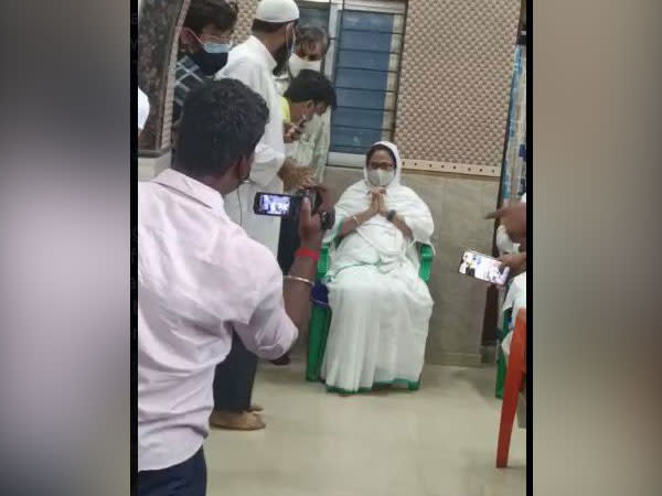 Visual of Trinamool Congress supremo Mamata Banerjee offering prayers at Bhabanipur mosque (Photo/ANI)