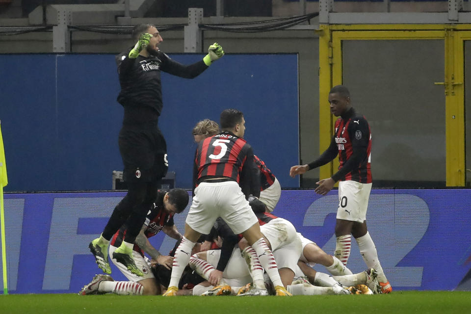 Jugadores del AC Milan celebran el tercer gol ante la Lazio de su compañero en el encuentro de la Serie A del miércoles 23 de diciembre del 2020. (AP Photo/Luca Bruno)