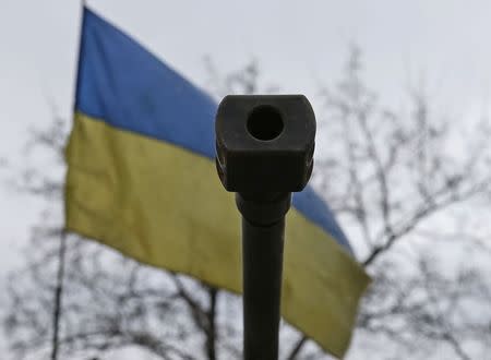 An armoured personnel carrier of the Ukrainian armed forces is seen near Debaltseve, eastern Ukraine, February 20, 2015. REUTERS/Gleb Garanich