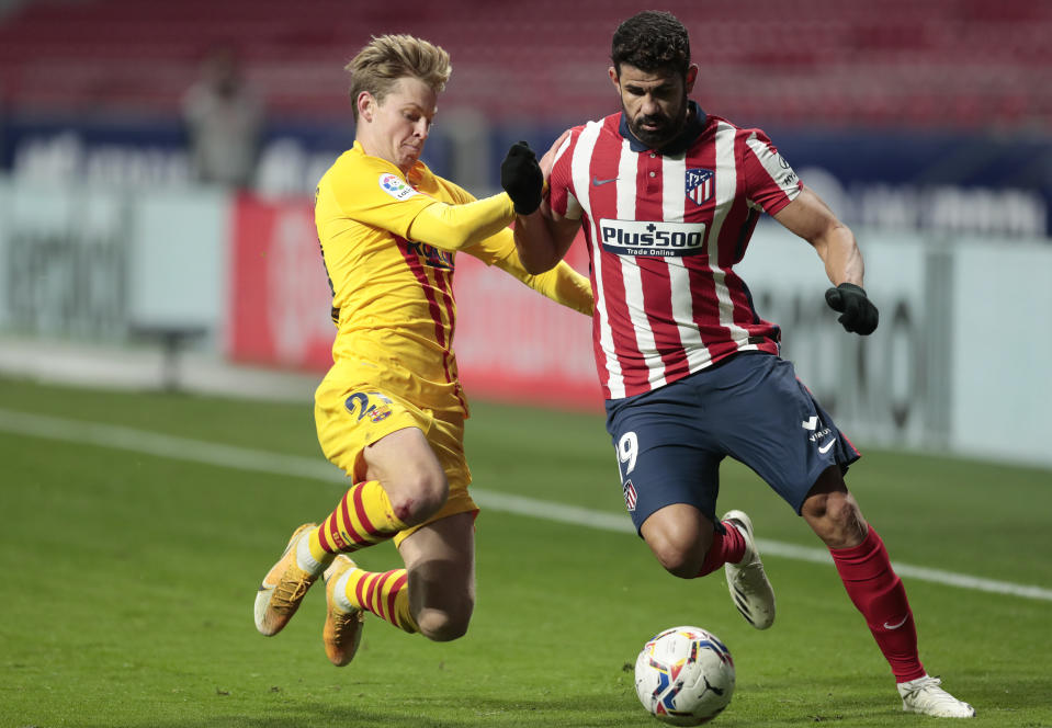 Diego Costa, del Atlético de Madrid, elude a Frenkie de Jong, del Barcelona, en un encuentro de La Liga, diputado el sábado 21 de noviembre de 2020 (AP Foto/Bernat Armangue)