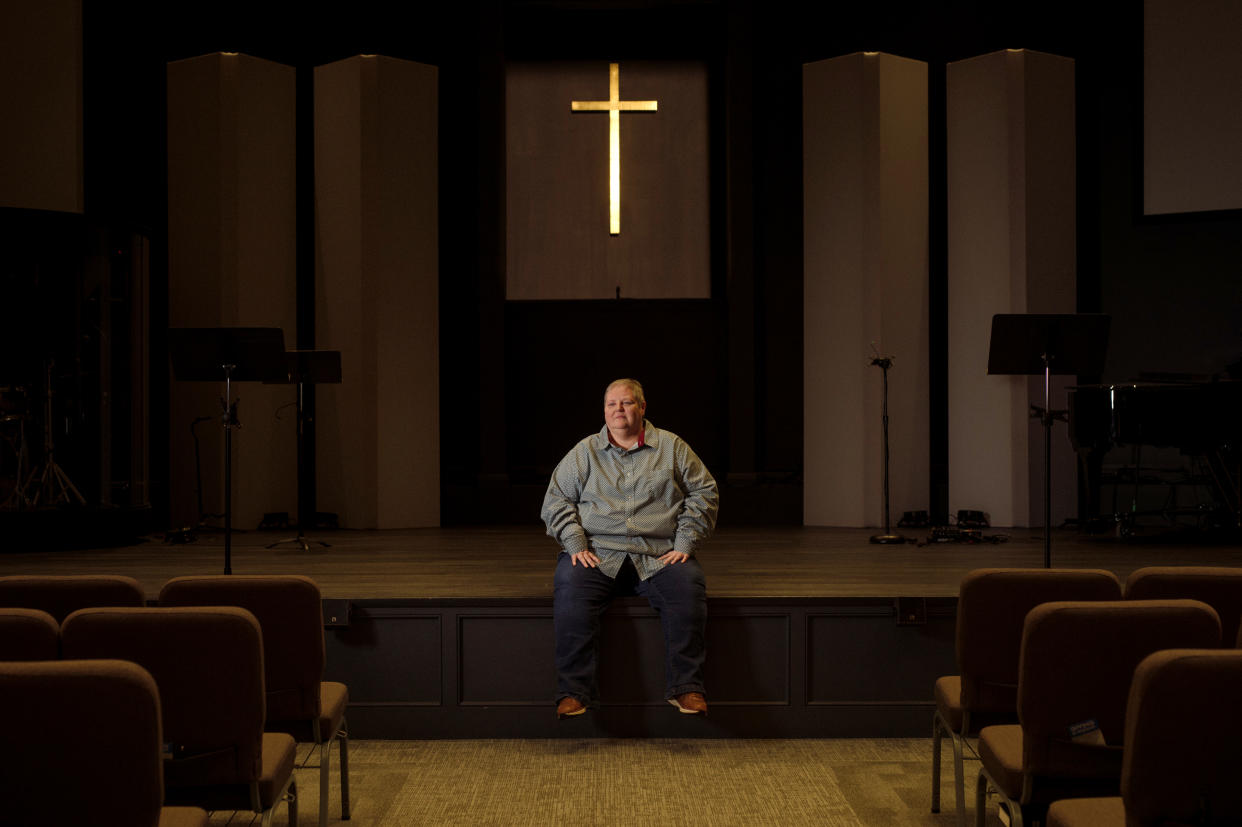 Lesli Hudson-Reynolds, de identidad no binaria y gay, que recibió una educación bautista sureña y participó activamente en proyectos de pastoral en la universidad, en su iglesia en Johnson City, Tennessee, el 9 de abril de 2024. (Mike BellemeThe New York Times)