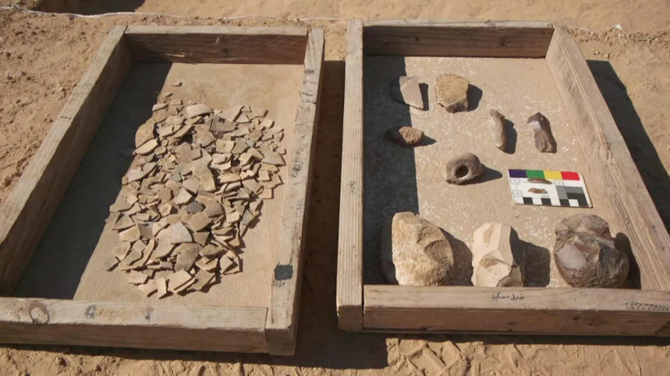 À esquerda, restos dos ovos de avestruz coletados; à direita, restos de cerâmica e pedras utilizadas pelos nômades (Imagem: Emil Aladjem/Israel Antiquities Authority)