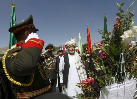 Afghan President Ashraf Ghani (C) attends Afghan Independence Day celebrations in Kabul August 19, 2015. REUTERS/Omar Sobhani