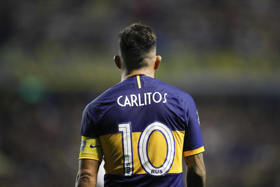 ARCHIVO - En esta foto de archivo del 28 de agosto de 2019, Carlos Tevez, de Boca Juniors de Argentina, camina en la cancha durante un partido de la Copa Libertadores frente a Liga Deportiva Universitaria de Ecuador, en Buenos Aires (AP Foto/Natacha Pisarenko, archivo)