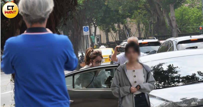 見到現場已有媒體守候，林千又快閃搭上多元計程車離開。（圖／本刊攝影組）