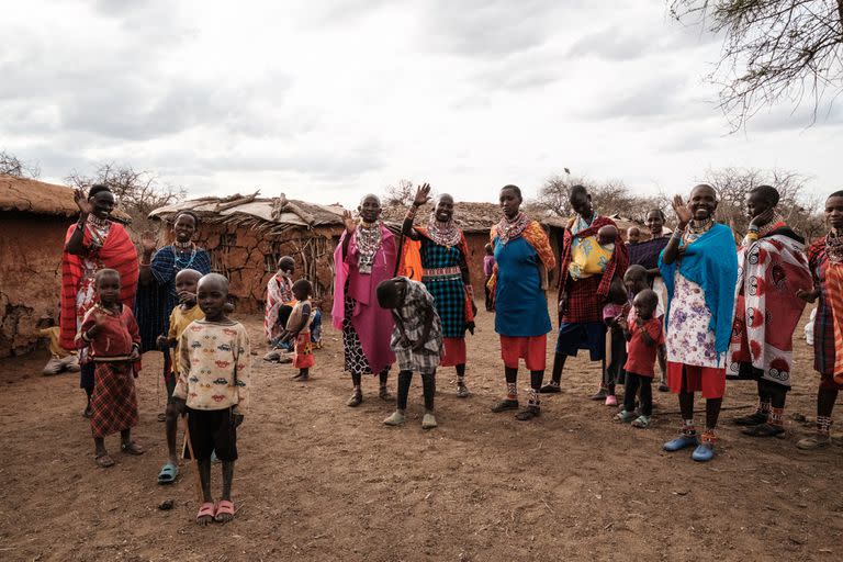 Mujeres y niños masai en una aldea cercana a la reserva Selenkay. Los masai quieren evitar que la tierra sea vendida y convertida en campos, quieren que la vida silvestre se mueva libremente sin alambres de por medio
