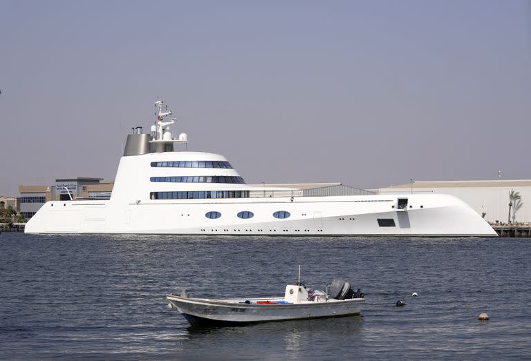 El yate Motor Yacht A, de 118 metros, propiedad del oligarca ruso Andrey Melnichenko, está anclado en el puerto de Ras al-Khaimah, Emiratos Árabes Unidos, 31 de mayo de 2022. (AP Foto/Kamran Jebreili)