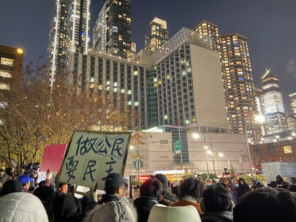 民眾聚集於中領館外示威，抗議中國鎮壓人民的行為。(記者許君達／攝影)