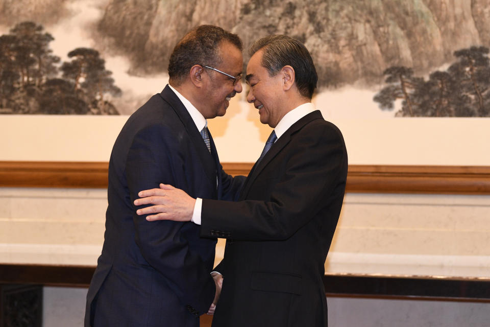El director de la OMS, Tedros Adhanom y el ministro de Asuntos Exteriores de China, Wang Yi. (Getty Images)