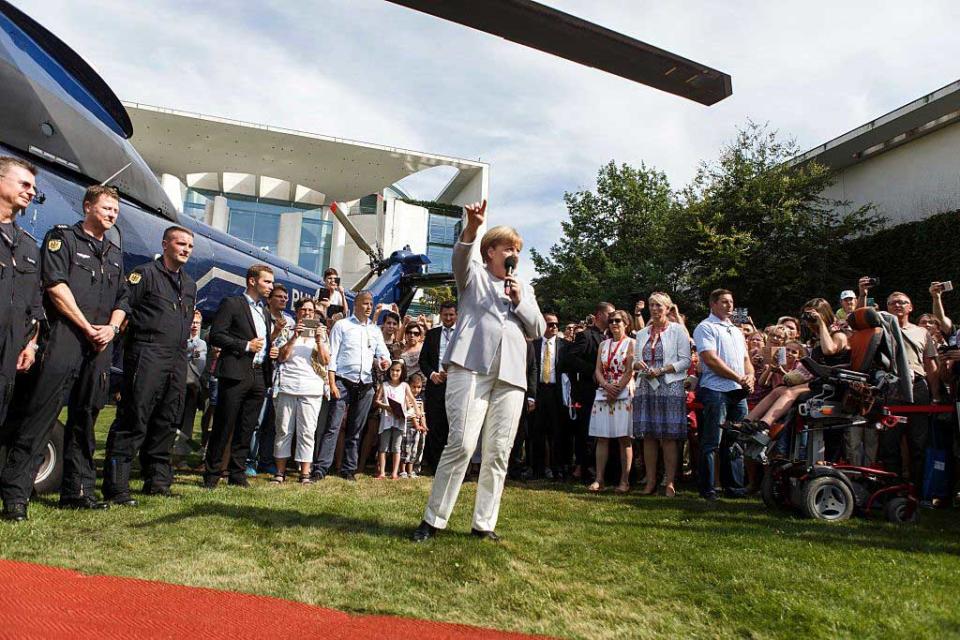 Fragestunde: Angela Merkel interviewt Jérôme Boateng