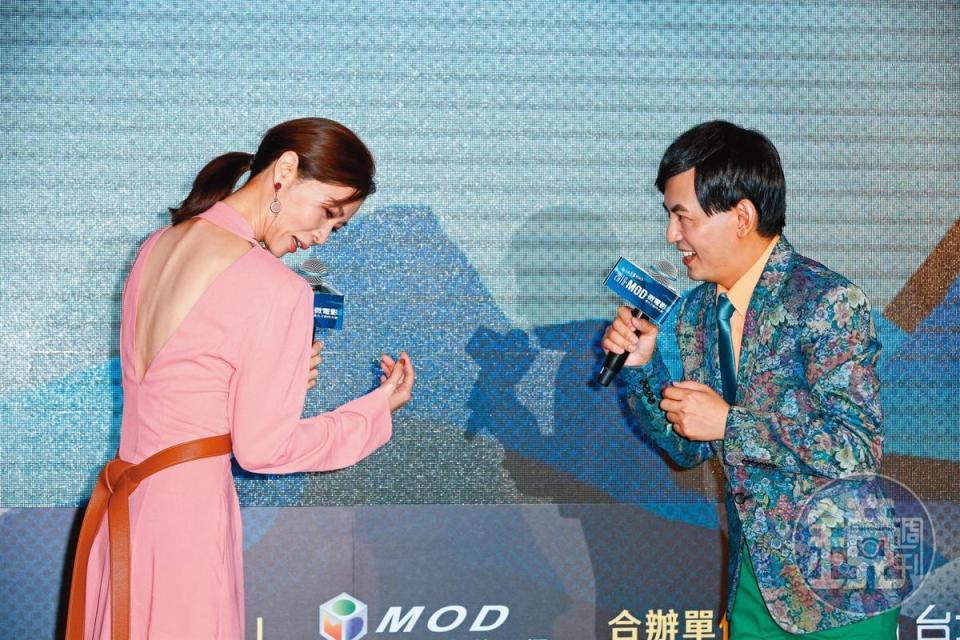 謝盈萱（左）曾在金鐘獎與黃子佼（右）有段特別互動，讓她再次大飆演技。
