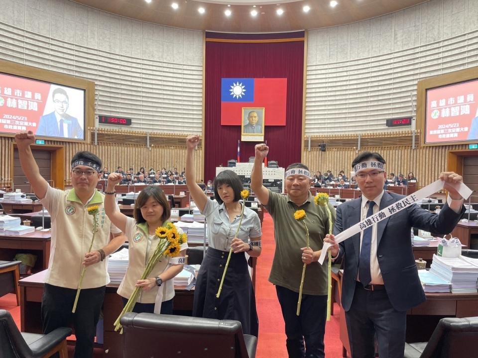 林智鴻(右一)總質詢與同黨議員表達訴求。   圖：林智鴻服務處/提供