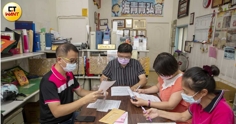 海青青弘會定期開會，針對個案現況進行特別關懷行動。（圖／宋岱融攝）