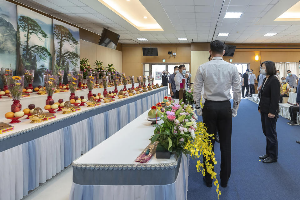 In this photo released by the Taiwan Presidential Office, Taiwanese President Tsai Ing-wen, right, pays her respect to those who died in a building fire at a morgue in Kaohsiung, southern Taiwan, Saturday, Oct 16, 2021. A fire broke out early Thursday in a run-down mixed commercial and residential building in the Taiwanese port city of Kaohsiung, officials said. (Taiwan Presidential Office via AP)