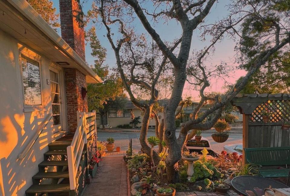 Carmel-by-the-Sea es un pequeño pueblo en el condado de Monterrey, en California