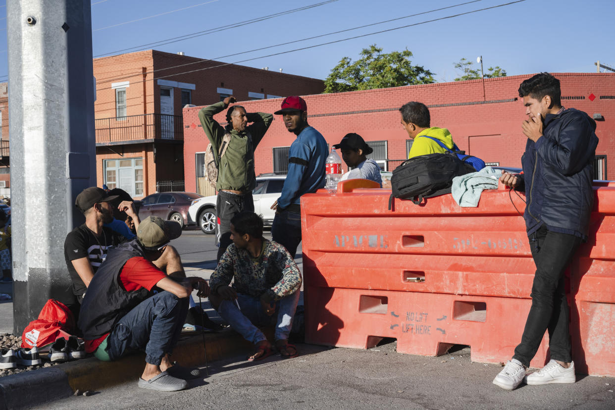 Migrantes que cruzaron a Estados Unidos desde México hacen fila cerca del muro fronterizo para entregarse a la Patrulla Fronteriza en El Paso, Texas, el lunes 8 de mayo de 2023. (Todd Heisler/The New York Times)