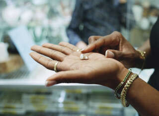 Helen Harris rend visite à un marchand dans le Diamond District de Manhattan, le 6 octobre 2021. Plus connue sous le surnom de “Helen With the Gold Teeth”, ses parures complexes en or et en diamants sont portées par une floppée de célébrités.. PHOTO RAFAEL RIOS/THE NEW YORK TIMES