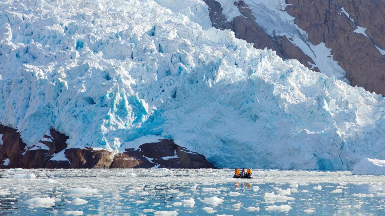 seabourn venture expedition cruise ship greenland ice sheet glaciers fjords cruise arctic adventures
