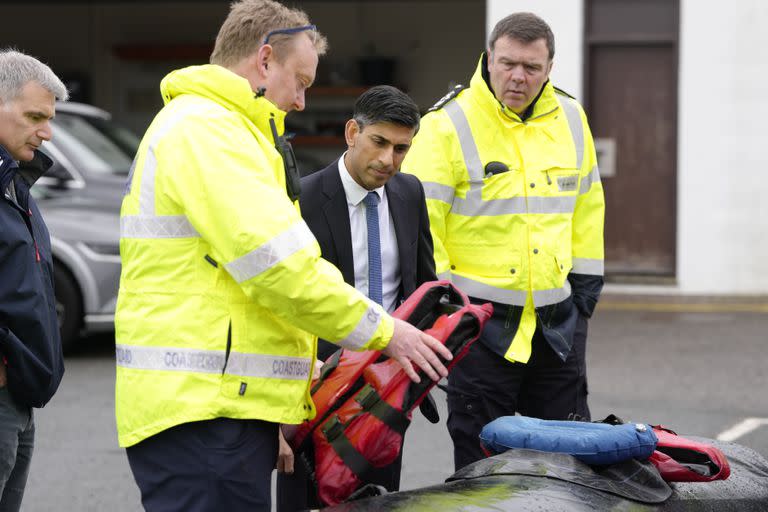 Rishi Sunak visitó los puestos de controles en el puerto de Dover. (Kirsty Wigglesworth/PA Wire/dpa)