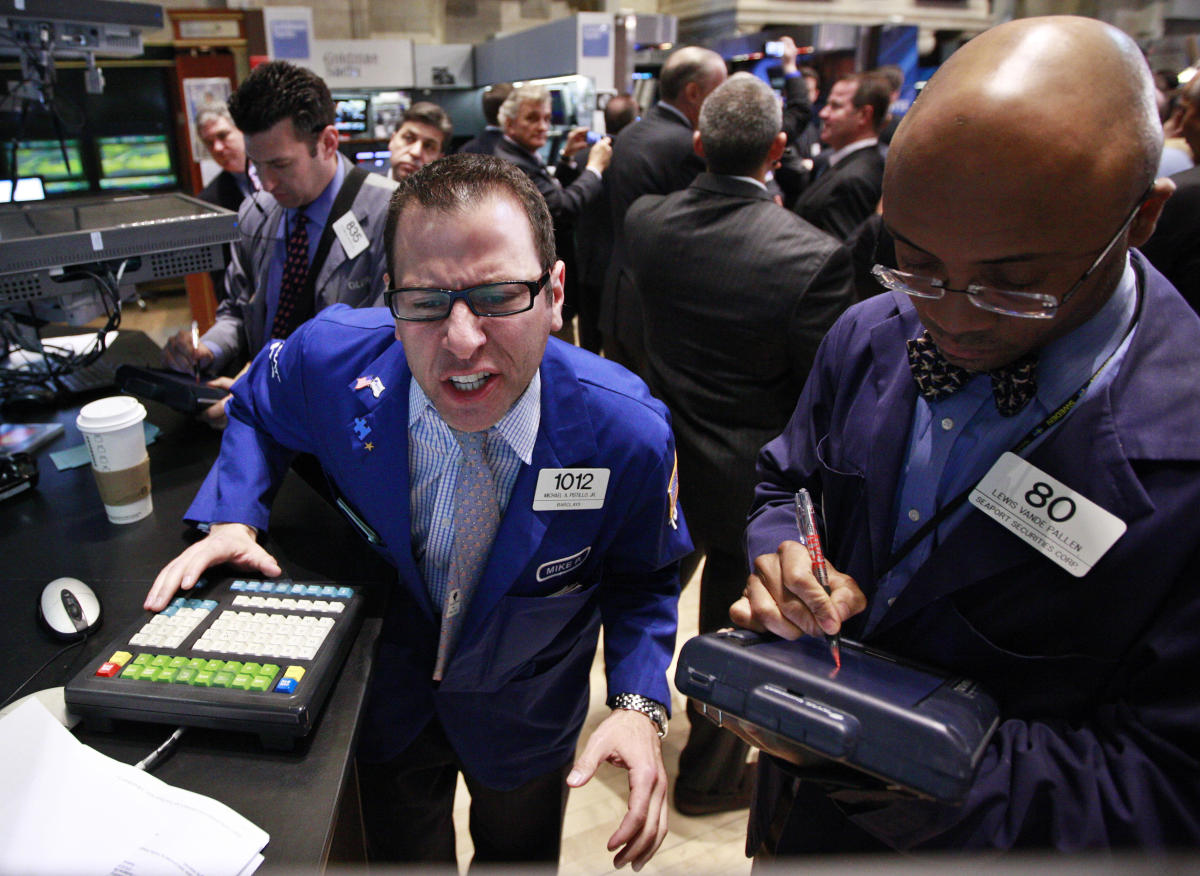 Stocks fluctuate as profits roll in